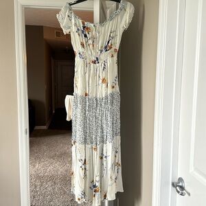 Only worn once maxi floral dress. Size small